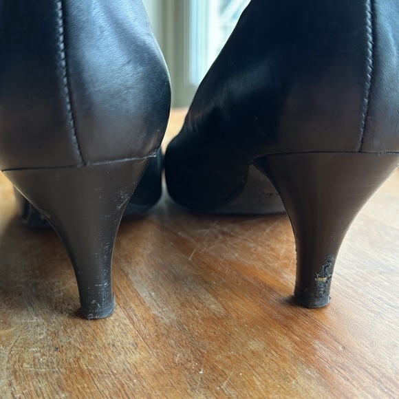 Clark’s Artisan black leather open toe pumps with 2” heel women’s 8 - Picture 5 of 8